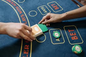 Giao diện fb68 trên điện thoại di động với biểu tượng bóng đá và slot