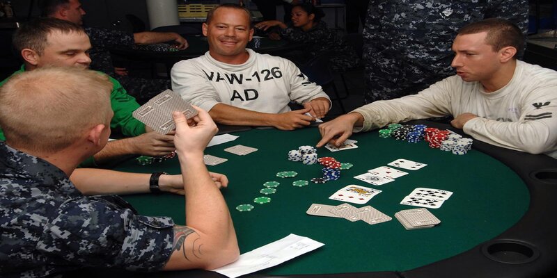 Trận đấu poker có thể từ hai đến sáu người cho một bàn 